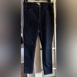 Madewell 10’’ high rise skinny jeans in dark denim. Size 31. Good condition.